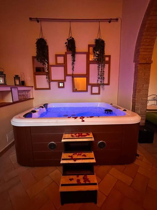 Relax Nella Jacuzzi In Toscana Колле-ді-Валь-д'Ельса Екстер'єр фото